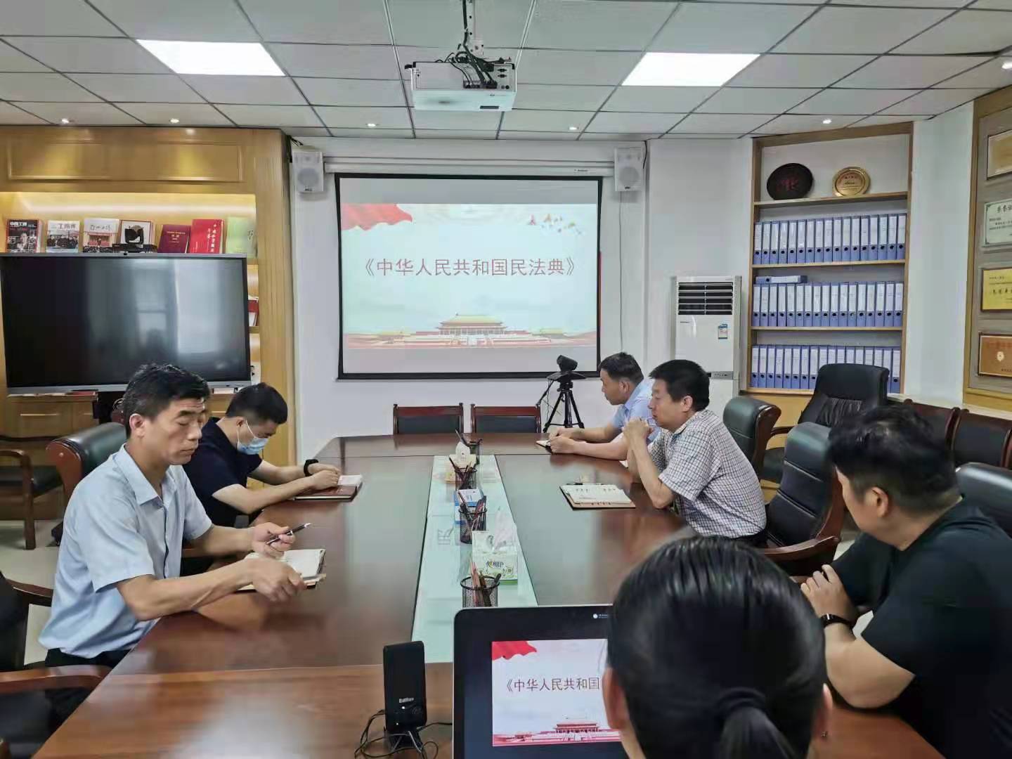 伟德体育直播开奖入口召开中心组学习扩大会议(图1) 伟德体育直播开奖入口召开中心组学习扩大会议(图1)