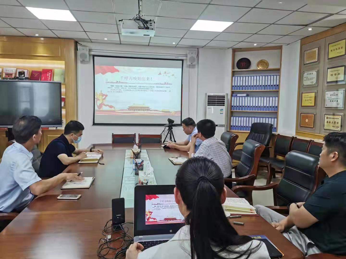 伟德体育直播开奖入口召开中心组学习扩大会议(图2) 伟德体育直播开奖入口召开中心组学习扩大会议(图2)