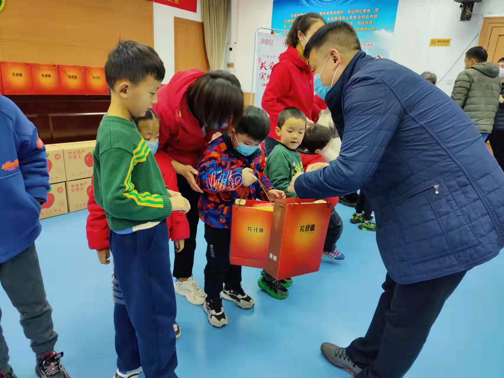 携手爱心企业,关爱残疾儿童——金水区举行“国际残疾人日”活动(图1) 携手爱心企业,关爱残疾儿童——金水区举行“国际残疾人日”活动(图1)