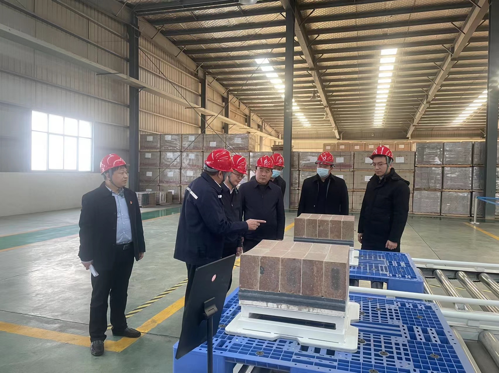 新郑市领导到商会企业调研并召开 商会工作座谈会(图3) 新郑市领导到商会企业调研并召开 商会工作座谈会(图3)