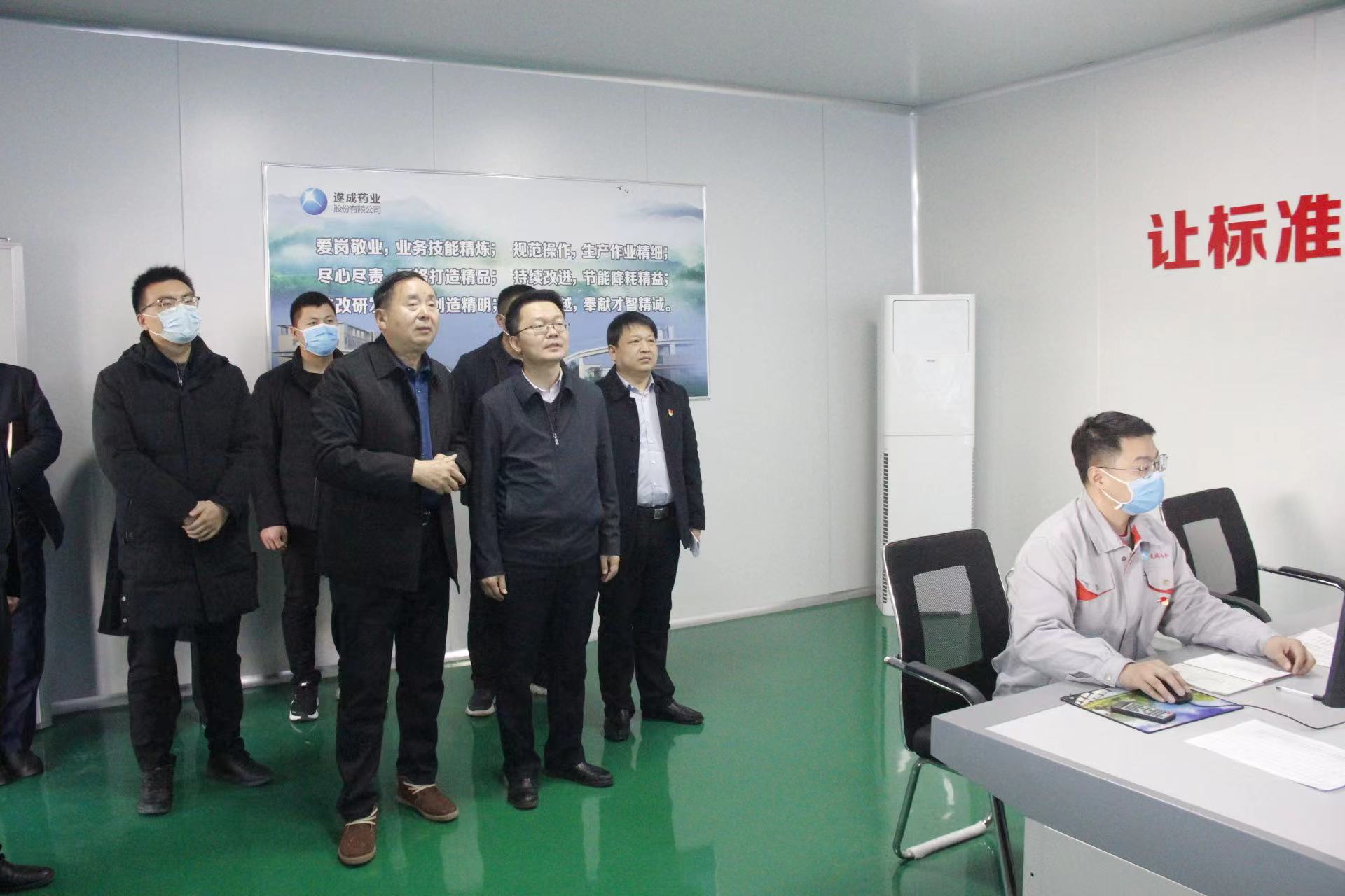 新郑市领导到商会企业调研并召开 商会工作座谈会(图2) 新郑市领导到商会企业调研并召开 商会工作座谈会(图2)