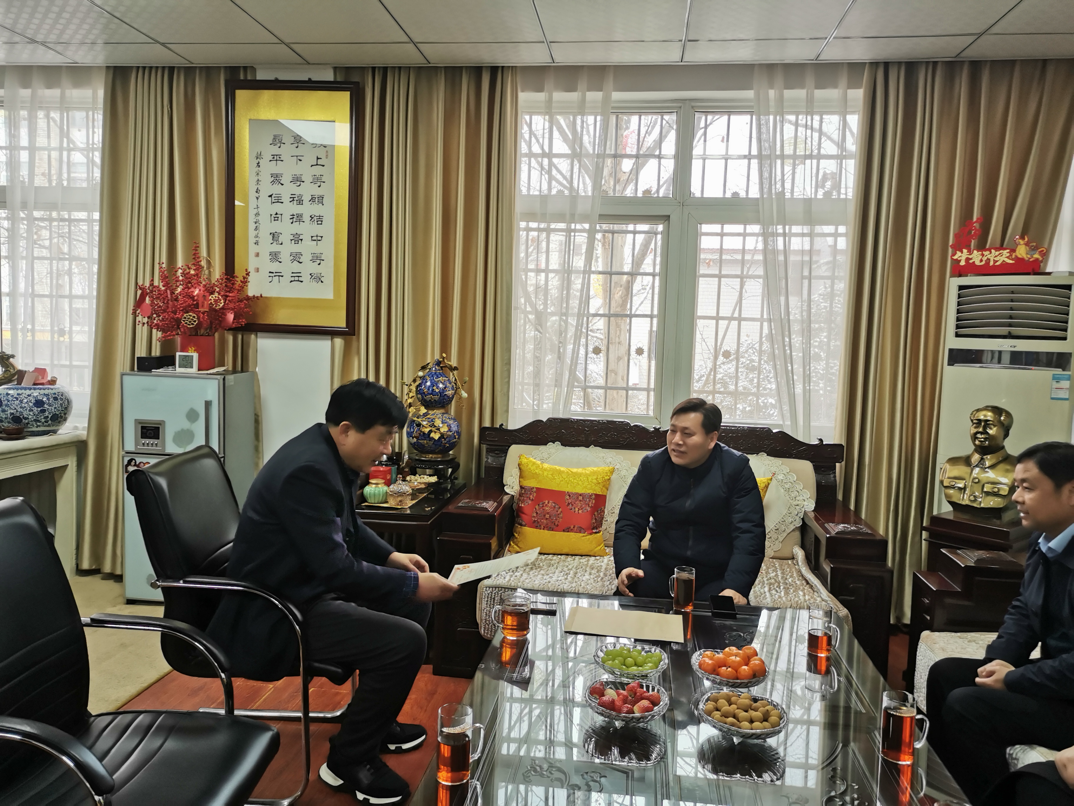 登封市领导走访慰问民营经济代表人士(图1) 微信图片_20220128162804.jpg