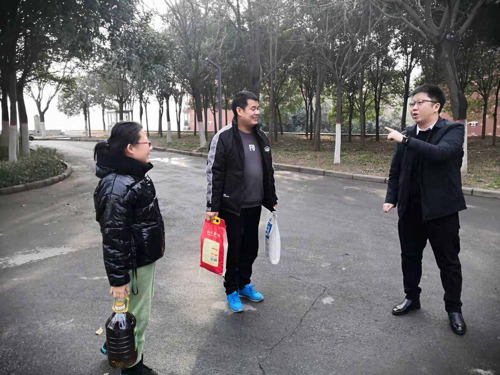 巩义市工商联开展春节慰问退休老干部老党员活动(图1) 微信图片_20220126104706.jpg