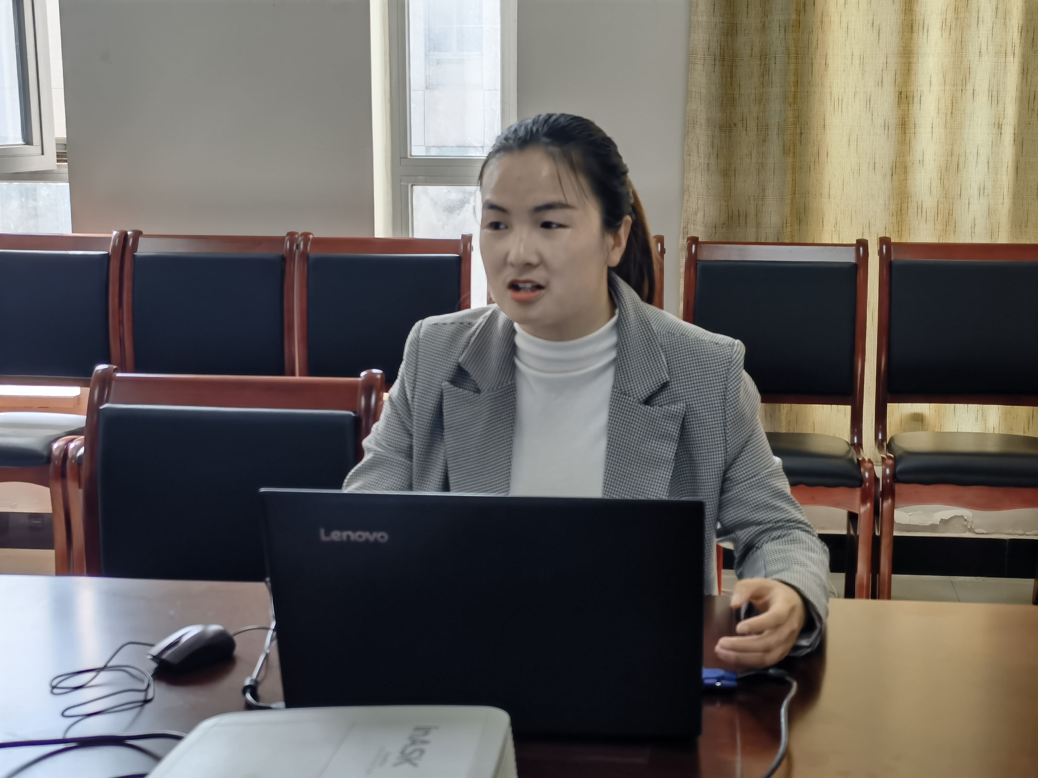 巩义市工商联开展党的十九届六中全会宣讲活动(图2) 2月28日工商联开展”党的十九届六中全会精神宣讲报告会“主题党日活动,邀请党校教师翟佳妮为机关党员干部进行宣讲.jpg