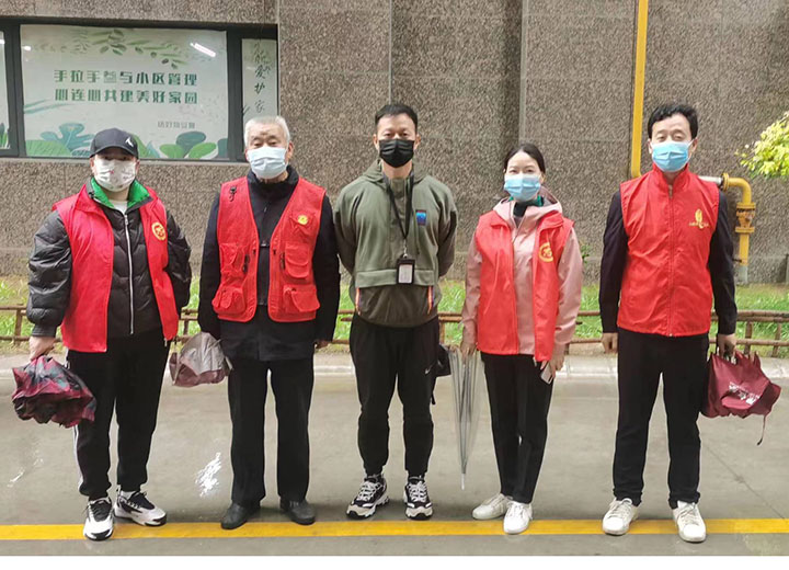 【疫情防控】 敢于担当 勇于奉献——盐城商会积极助力郑州核酸检测志愿服务(图2) 袁仁锁协助社区核酸检测工作.jpg