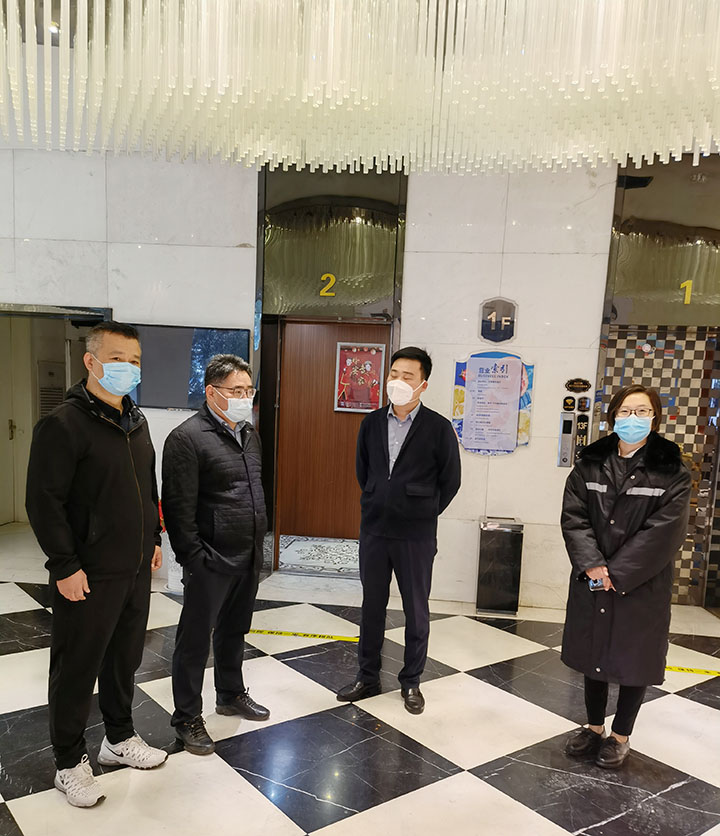 金水区委副书记杨洁一行到郑州市盐城商会企业指导酒店疫情防控工作(图1) 金水区委副书记,常务副区长杨洁、副区长王志鸿.jpg