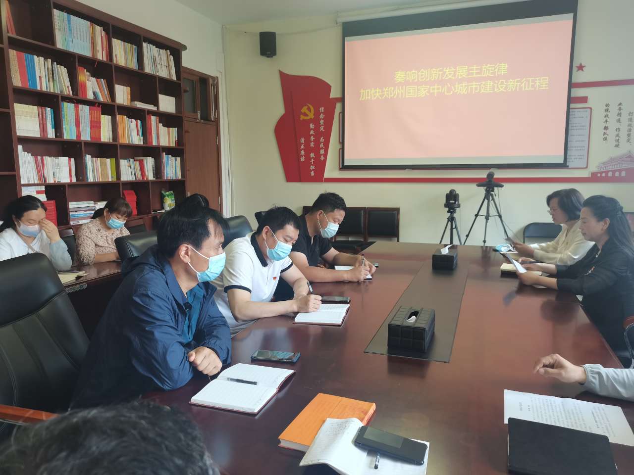 统战系统支部联建集中学习贯彻郑州市“两会”精神(图1) IMG_20220527_091106.jpg