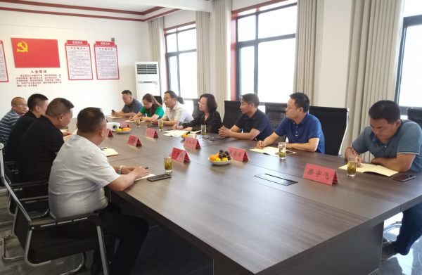 登封市工商联开展“万企兴万村”结对共建推进活动(图2) 181848417509.jpg