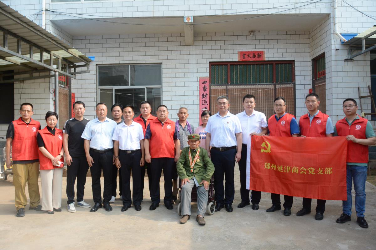 郑州延津商会看望慰问老退伍军人和卫国戍边英雄肖思远亲属(图4) 98ea6c92261000c00b363311f9cc1a0.jpg