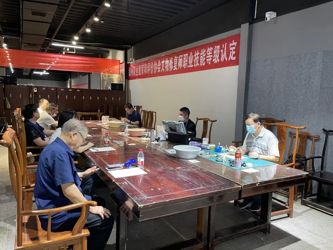 郑州市古玩业商会会长单位郑州古玩城成功举行首批“陶瓷文物修复师(高级工)”职业技能等级认定工作(图4) 2.jpg