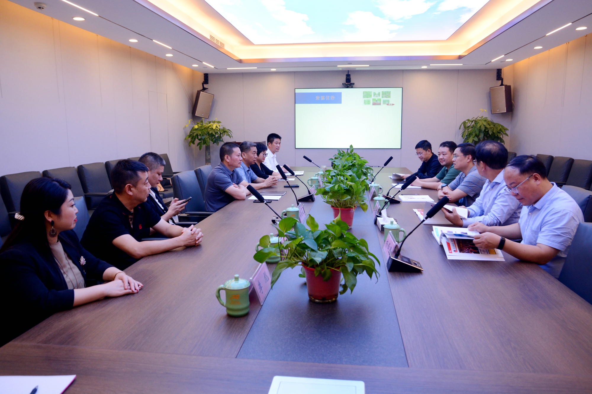 关文波一行到郑州市温州商会考察交流(图1) 1617b95caecbbff730026514a2d29fd.jpg