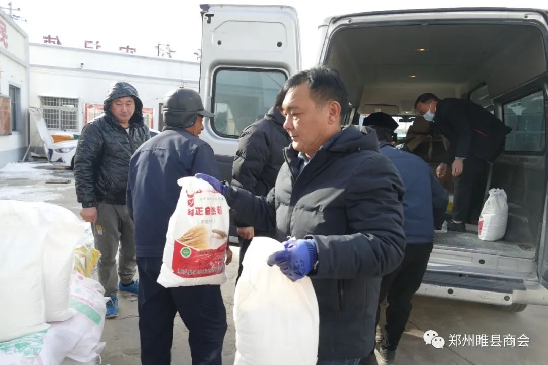 郑州市睢县商会精准帮扶献爱心--慰问新密平陌镇耿堂村贫困户(图3) 郑州市睢县商会精准帮扶献爱心--慰问新密平陌镇耿堂村贫困户(图3)