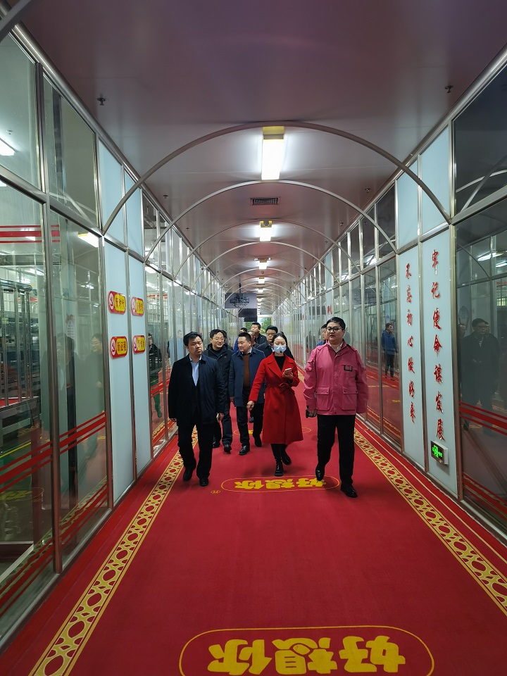 郑州市盐城商会助力家乡招商引资 促进家乡经济发展(图2) 参观好想你 (2).jpg