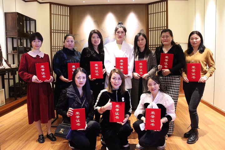 郑州市盐城商会妇联开展“巾帼花为伴 芬芳郑春归”品茗插花活动,隆重庆祝三八妇女节(图2) IMG_9641.jpg