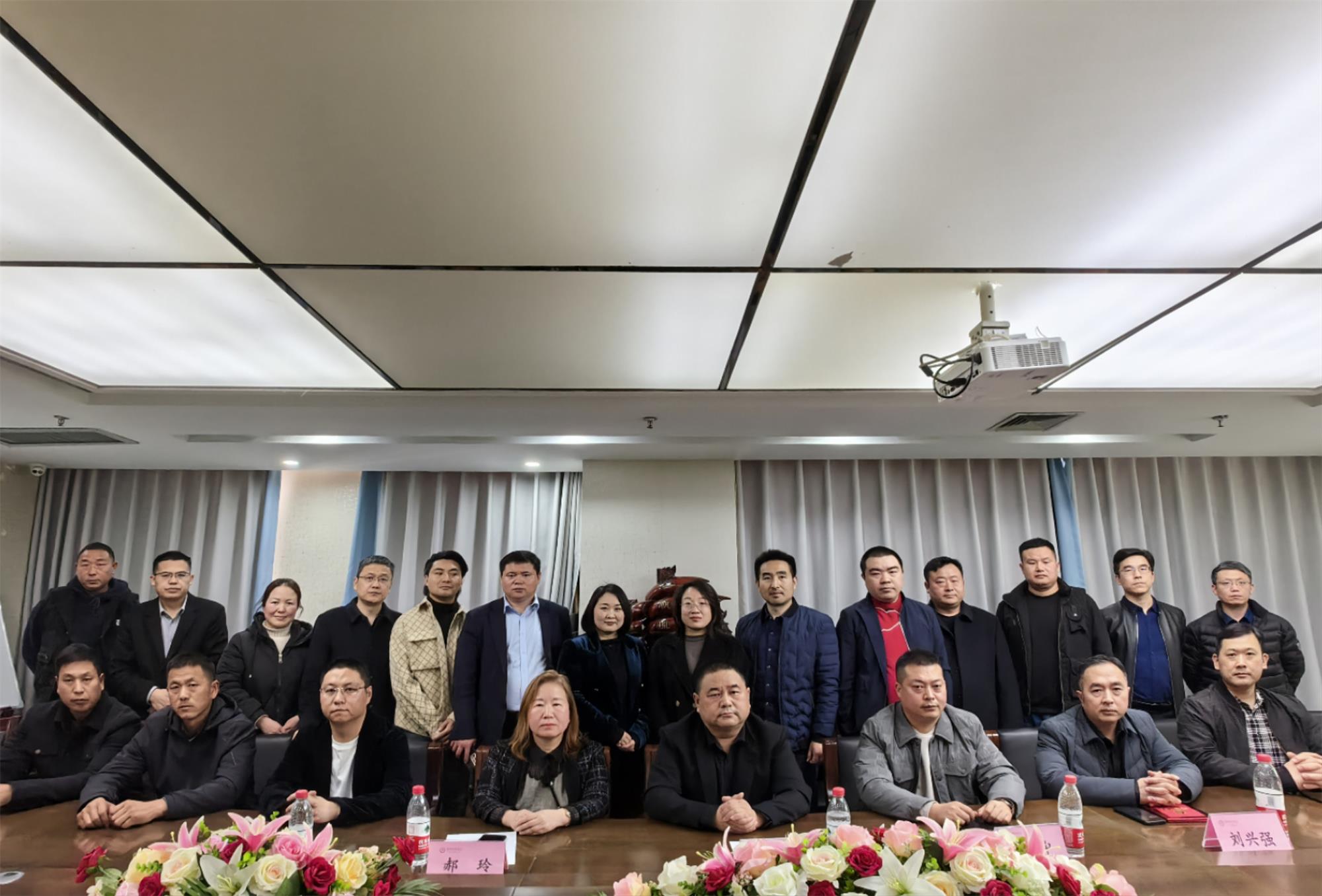 打通产业链 精准内循环——郑州延津商会召开建筑行业交流座谈会(图1) d609a697cf0f26e20bee419b026f175.jpg