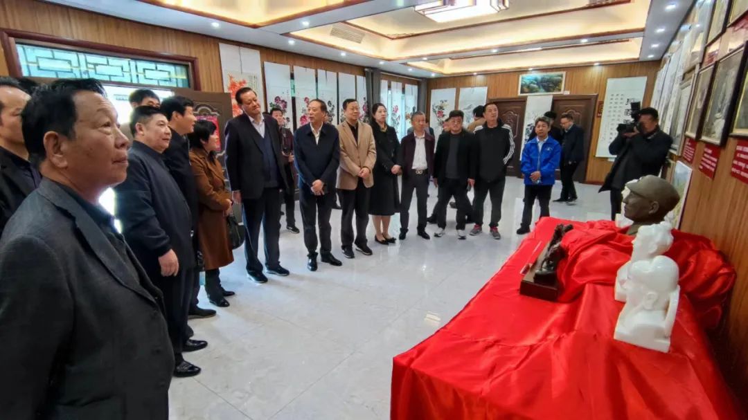 清明祭英烈 忠魂传万年----中共郑州市镇平商会党支部举办彭雪枫将军祭奠活动(图6) 清明祭英烈 忠魂传万年----中共郑州市镇平商会党支部举办彭雪枫将军祭奠活动(图6)