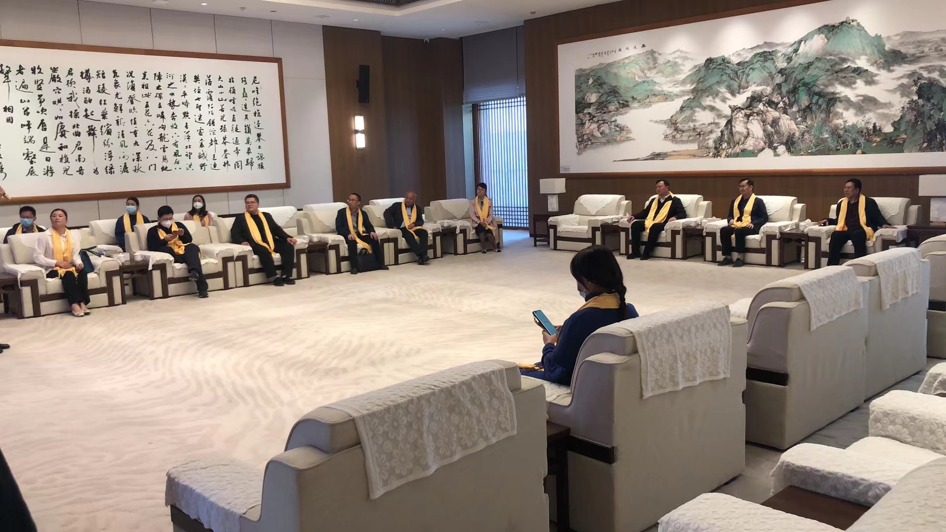 郑州市莆田商会会长陪同湄洲岛管委会书记 到新郑黄帝故里拜祖大典考察交流(图1) 03.jpg