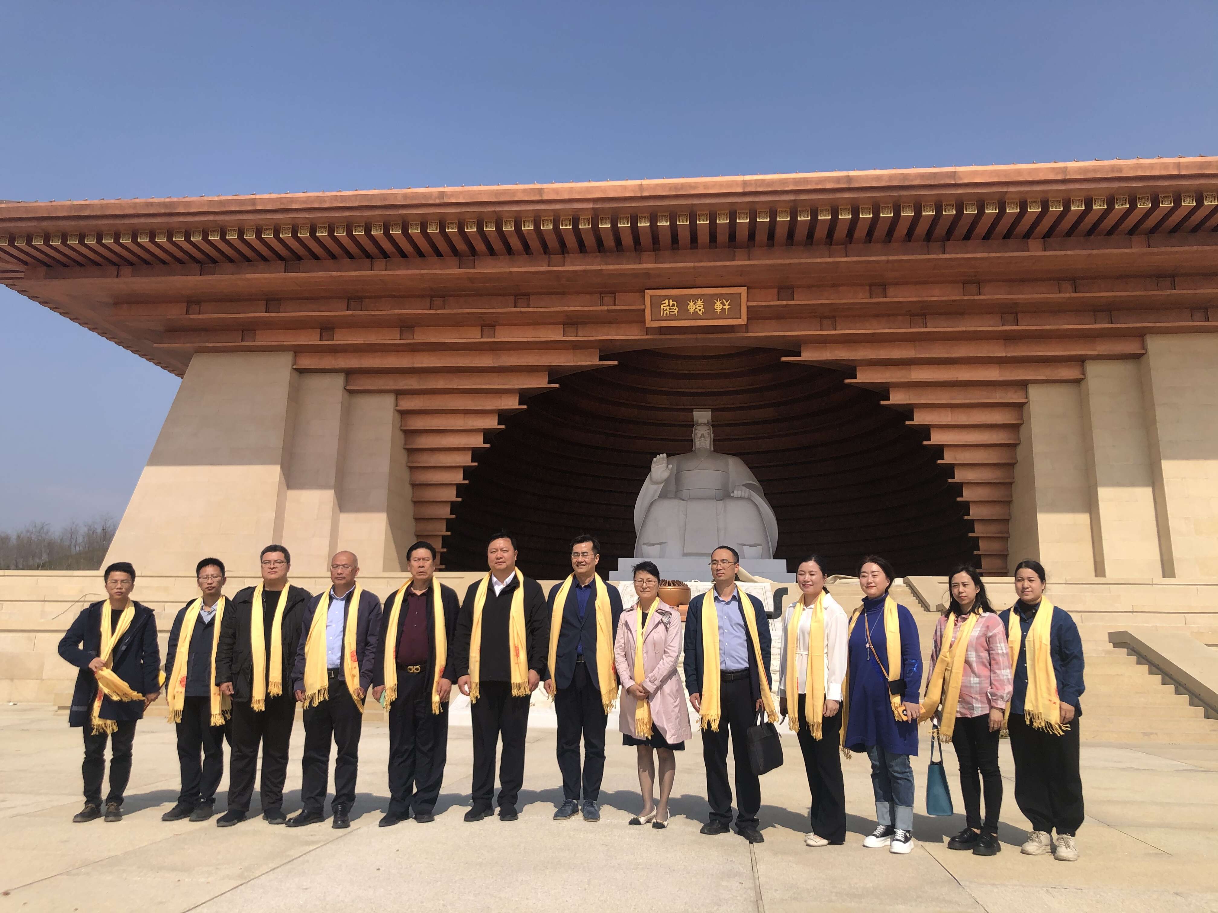 郑州市莆田商会会长陪同湄洲岛管委会书记 到新郑黄帝故里拜祖大典考察交流(图2) 04.jpg