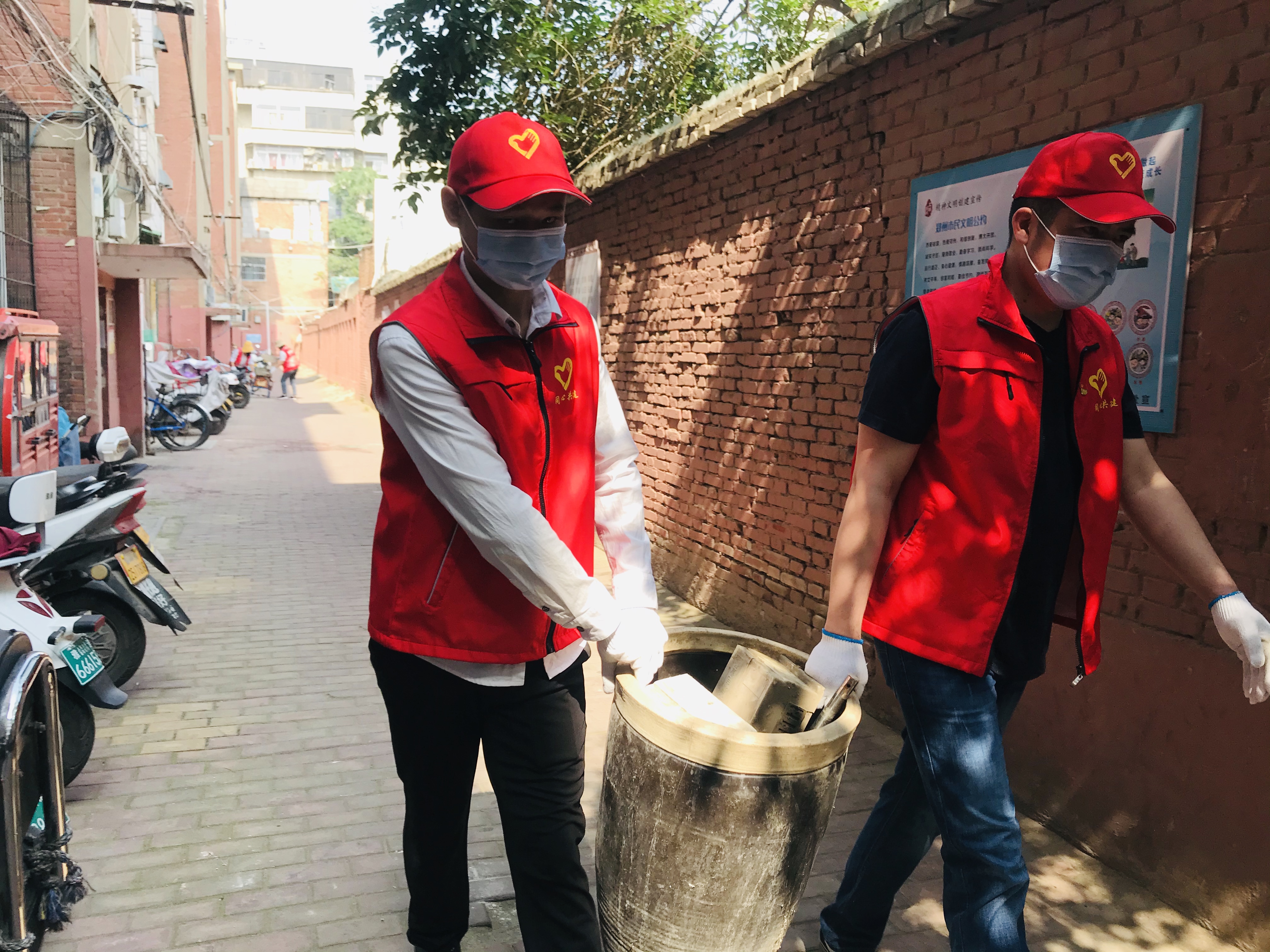 党派工商联支部开展社区志愿服务活动(图3) 党派工商联支部开展社区志愿服务活动(图3)