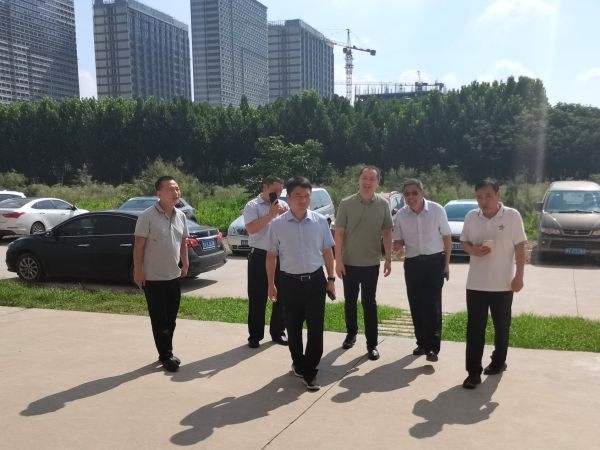 中牟县刘集镇:当好“店小二”、做好“贴心人”,打造优化营商环境“新名片”(图2) 中牟县刘集镇:当好“店小二”、做好“贴心人”,打造优化营商环境“新名片”(图2)