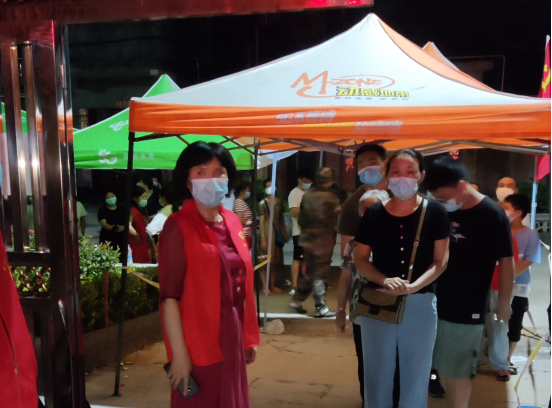 荥阳市工商联:让党旗在防疫一线高高飘扬(图4) 荥阳市工商联:让党旗在防疫一线高高飘扬(图4)