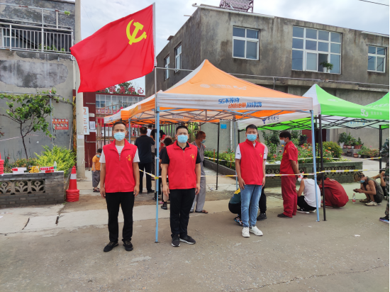 荥阳市工商联:让党旗在防疫一线高高飘扬(图5) 荥阳市工商联:让党旗在防疫一线高高飘扬(图5)