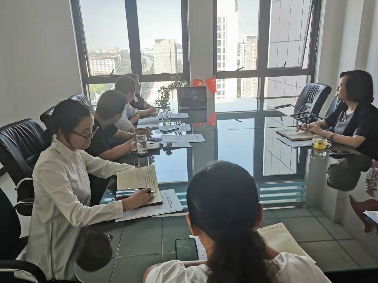 登封市工商联组织机关干部观看豫剧《情满合欢寨》(图1) 登封市工商联组织机关干部观看豫剧《情满合欢寨》(图1)