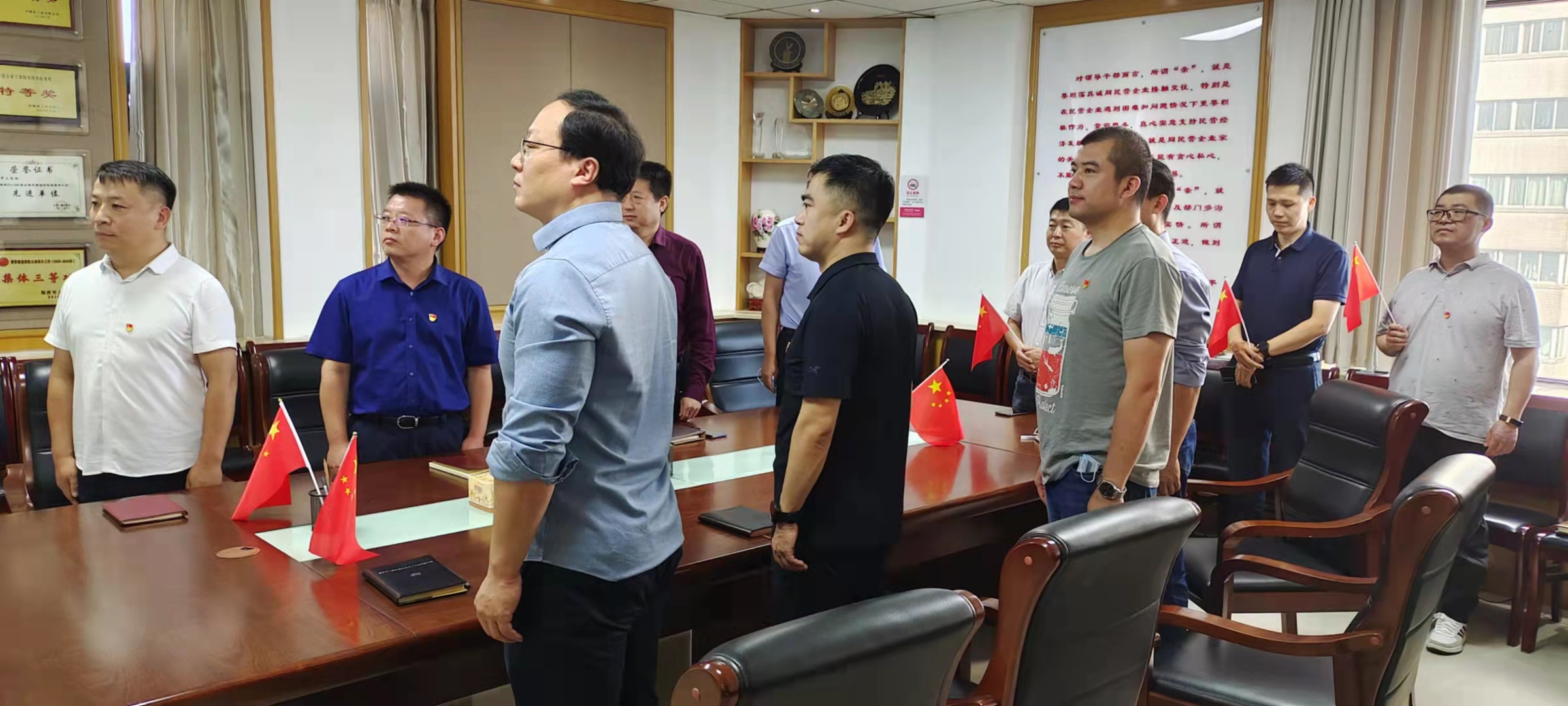 向英雄致敬——市工商联全体党员收看向人民英雄敬献花篮仪式(图1) 向英雄致敬——市工商联全体党员收看向人民英雄敬献花篮仪式(图1)