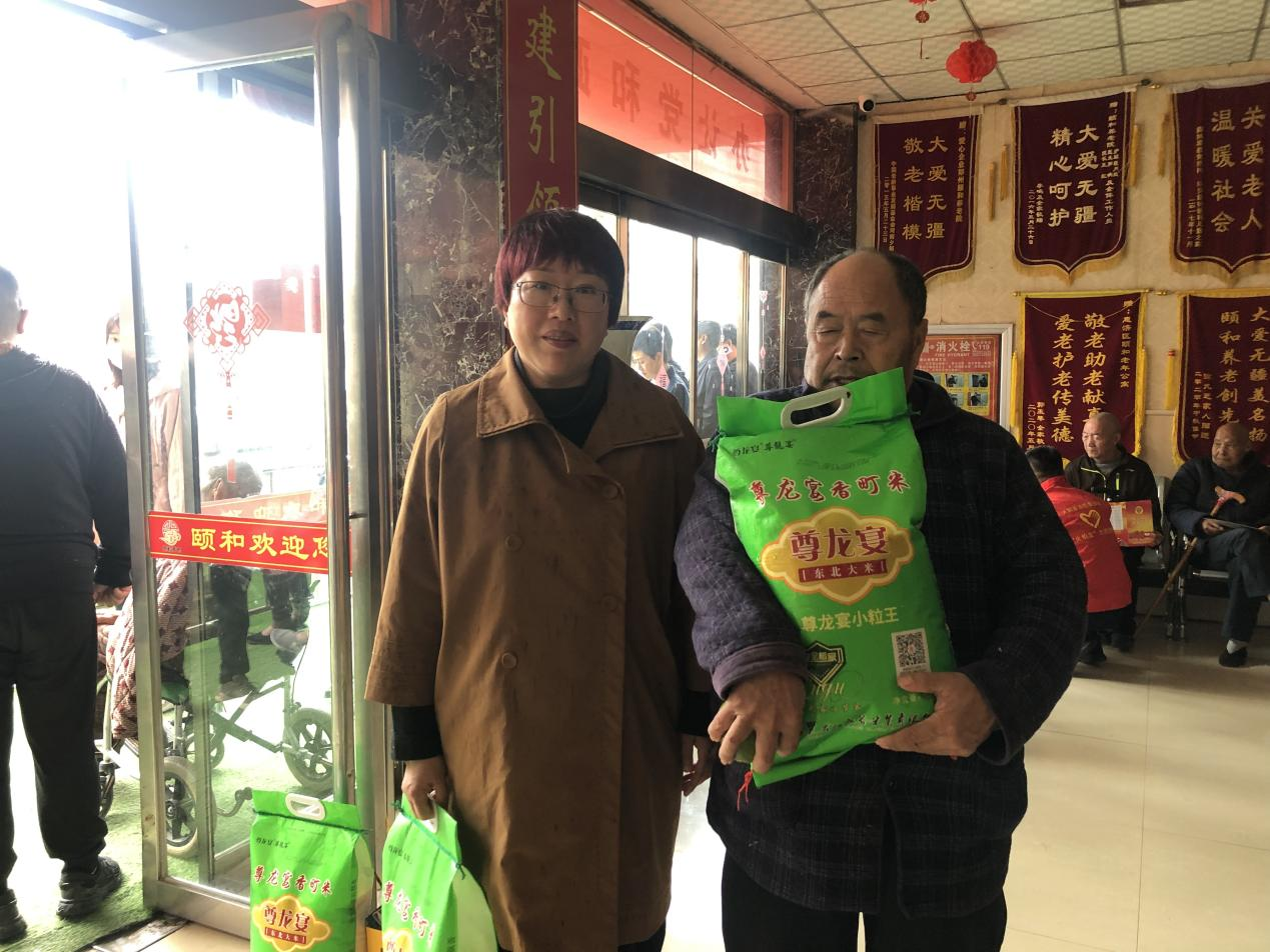 区工商联重阳节慰问活动(图1) 区工商联重阳节慰问活动(图1)