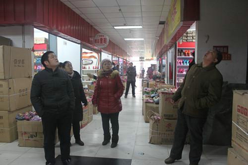 二七区京广路街道社区第一书记检查批发市场消防安全(图1) 二七区京广路街道社区第一书记检查批发市场消防安全(图1)