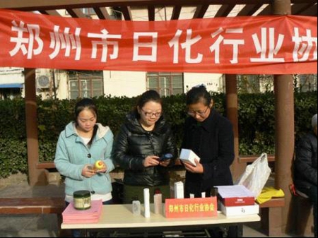 二七区嵩山路街道非公企业举办“进社区宣讲化妆品真假常识”活动(图1) 二七区嵩山路街道非公企业举办“进社区宣讲化妆品真假常识”活动(图1)