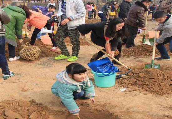 金水区工商联会员企业新田置业成功举办第三次植树节(图2) 金水区工商联会员企业新田置业成功举办第三次植树节(图2)