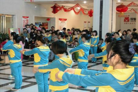 二七区长江路街道联合小博士幼儿园开展学雷锋献爱心活动(图2) 二七区长江路街道联合小博士幼儿园开展学雷锋献爱心活动(图2)