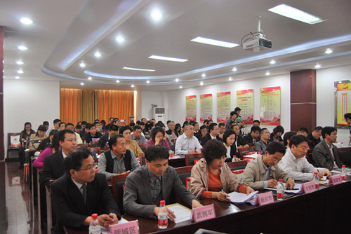 全市非公有制经济人士党的群众路线教育实践活动和全市“四信”教育实践活动推进现场会在管城区召开(图2) 全市非公有制经济人士党的群众路线教育实践活动和全市“四信”教育实践活动推进现场会在管城区召开(图2)