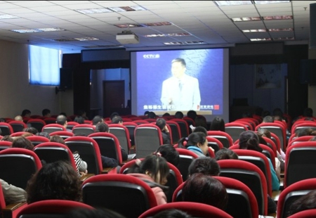 二七区长江路街道统战系统组织观看百家讲坛《焦裕禄》践行群众路线(图1) 二七区长江路街道统战系统组织观看百家讲坛《焦裕禄》践行群众路线(图1)