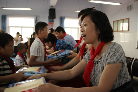 二七区工商联组织会员企业开展“六一”儿童节慰问活动(图1) 二七区工商联组织会员企业开展“六一”儿童节慰问活动(图1)