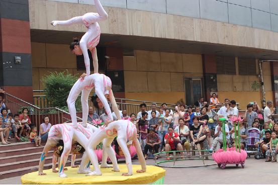 管城区北下街办事处:杂技艺术进社区居民乐开怀(图2) 管城区北下街办事处:杂技艺术进社区居民乐开怀(图2)