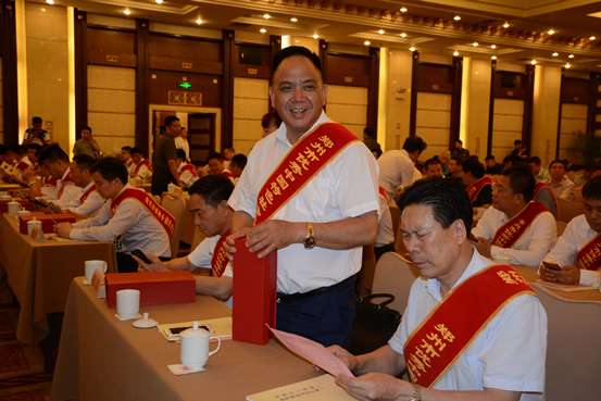 郑州温州商会党委书记蔡标荣再获殊荣(图2) 郑州温州商会党委书记蔡标荣再获殊荣(图2)