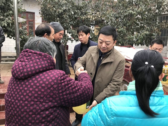 市工商联到定点帮扶贫困村慰问(图2) 市工商联到定点帮扶贫困村慰问(图2)
