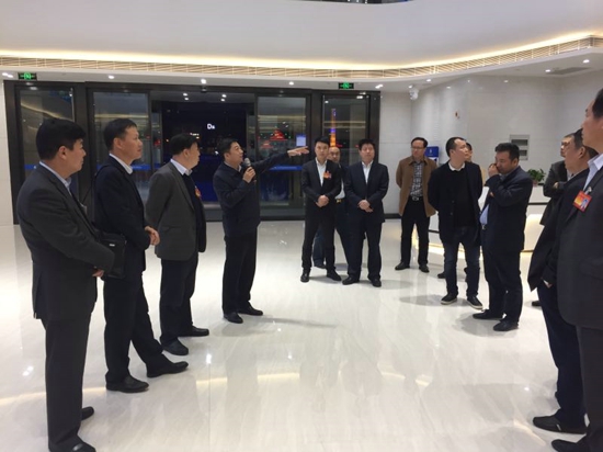 伟德体育直播开奖入口界别市政协委员考察河南自贸区郑州片区综合服务中心(图2) 伟德体育直播开奖入口界别市政协委员考察河南自贸区郑州片区综合服务中心(图2)