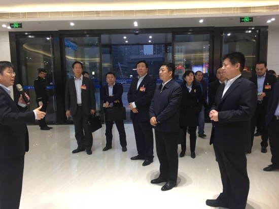 伟德体育直播开奖入口界别市政协委员考察河南自贸区郑州片区综合服务中心(图3) 伟德体育直播开奖入口界别市政协委员考察河南自贸区郑州片区综合服务中心(图3)