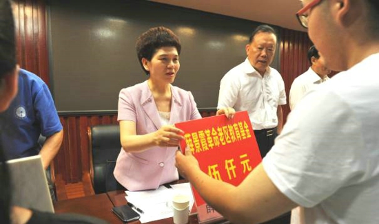 伟德体育直播开奖入口主席企业康利达集团捐助300万元支持革命老区建设(图2) 伟德体育直播开奖入口主席企业康利达集团捐助300万元支持革命老区建设(图2)