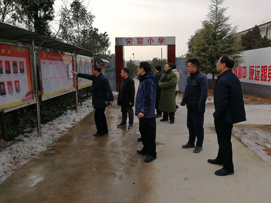 河南省脱贫攻坚督导组到市工商联帮扶村督导调研脱贫攻坚工作(图3) 河南省脱贫攻坚督导组到市工商联帮扶村督导调研脱贫攻坚工作(图3)