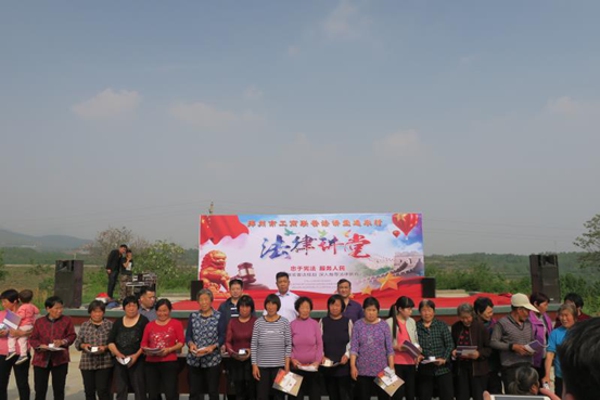 法律讲堂进乡村 美丽宋爻更出彩(图1) 法律讲堂进乡村 美丽宋爻更出彩(图1)