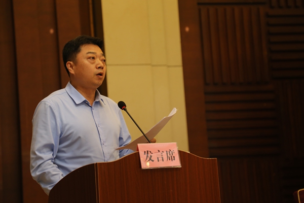 伟德体育直播开奖入口参加河南省“千企帮千村”行动向深度贫困地区推进现场会(图2) 伟德体育直播开奖入口参加河南省“千企帮千村”行动向深度贫困地区推进现场会(图2)