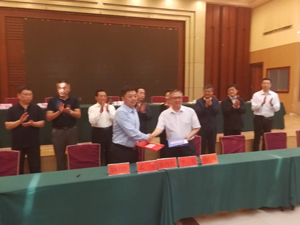 伟德体育直播开奖入口参加河南省“千企帮千村”行动向深度贫困地区推进现场会(图3) 伟德体育直播开奖入口参加河南省“千企帮千村”行动向深度贫困地区推进现场会(图3)