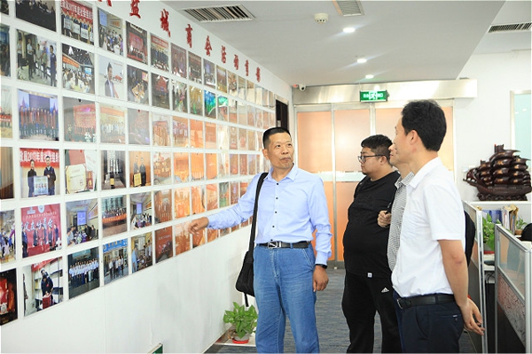 二七区委统战部领导一行到郑州盐城商会走访指导工作(图1) 二七区委统战部领导一行到郑州盐城商会走访指导工作(图1)