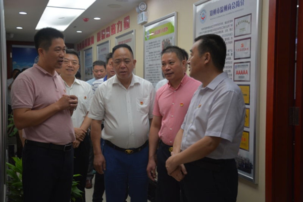 郑州市召开非公有制经济学习贯彻省委十届六次全会精神暨优秀年轻企业家座谈会(图2) 郑州市召开非公有制经济学习贯彻省委十届六次全会精神暨优秀年轻企业家座谈会(图2)