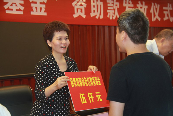 河南康利达集团扶贫注资300万元助力寒门学子圆梦(图2) 河南康利达集团扶贫注资300万元助力寒门学子圆梦(图2)