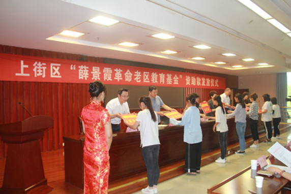 河南康利达集团扶贫注资300万元助力寒门学子圆梦(图3) 河南康利达集团扶贫注资300万元助力寒门学子圆梦(图3)